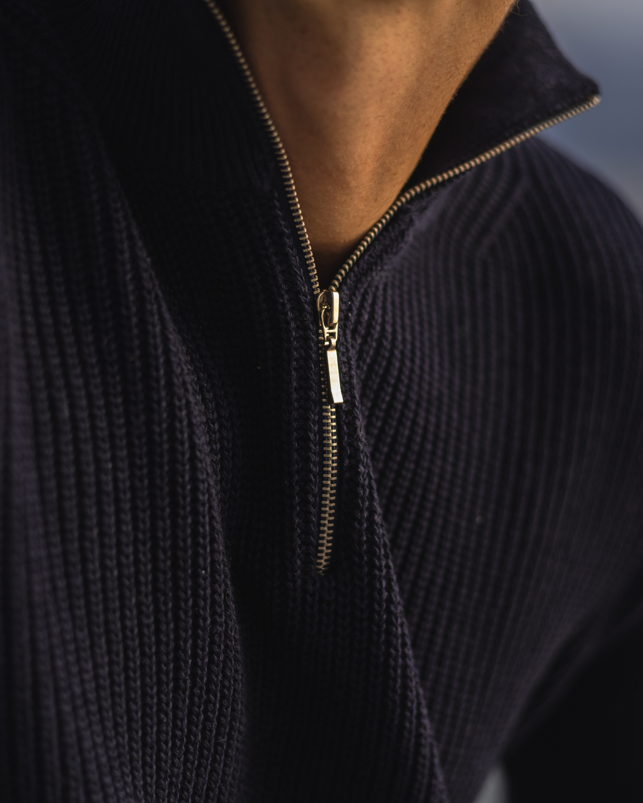 Detalhe do zíper de metal contra tricot azul marinho — Parla Quarter Zip