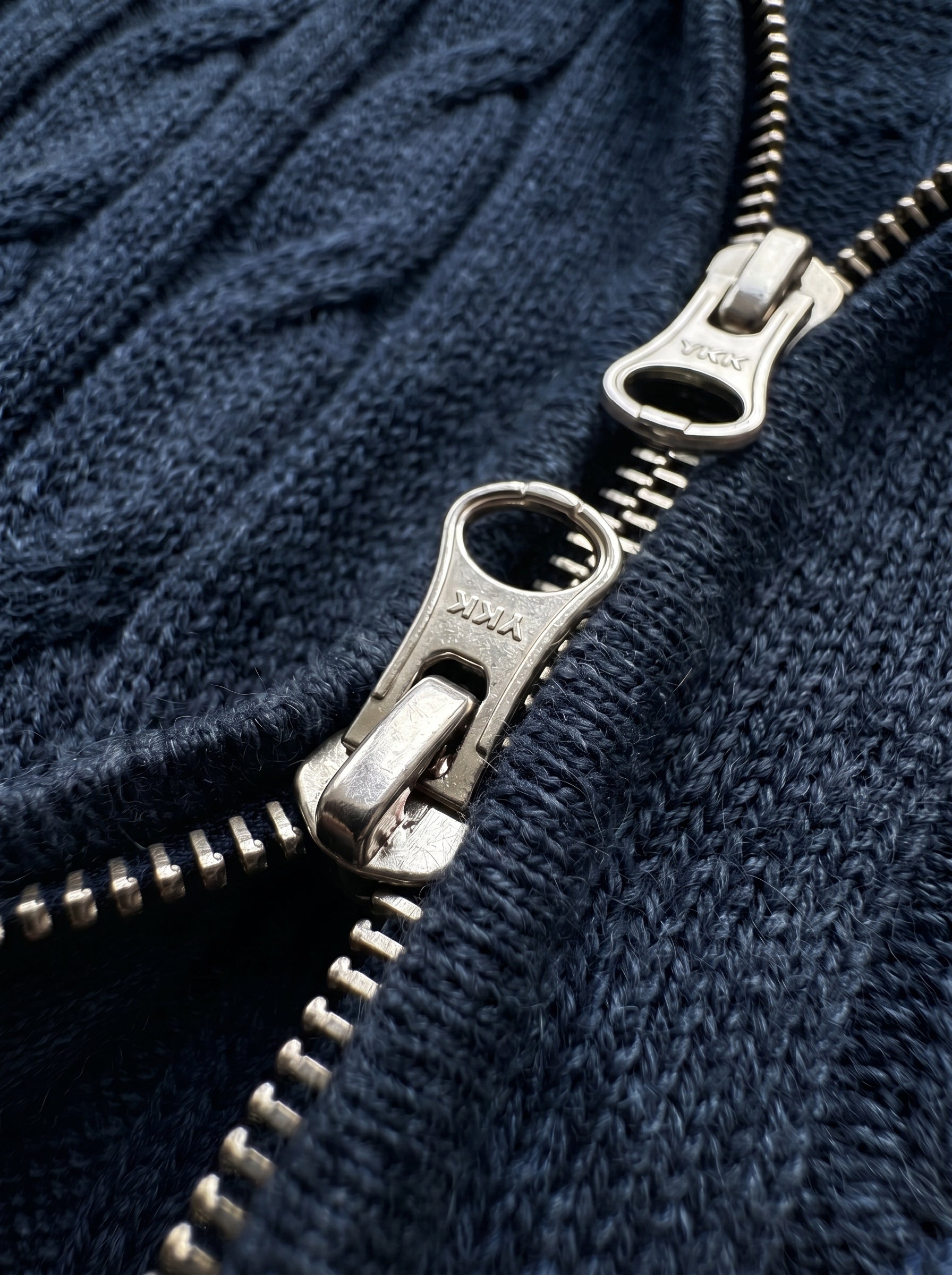 Detalhe dos dois puxadores YKK — Tricot Full Zip Trançado Azul Marinho Parla