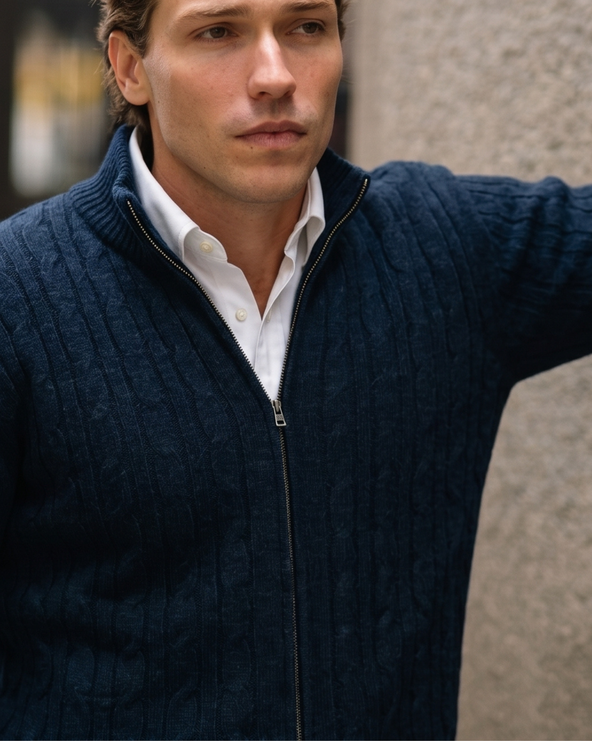 Tricot Full Zip Trançado azul marinho — detalhe do caimento e zíper YKK — Parla