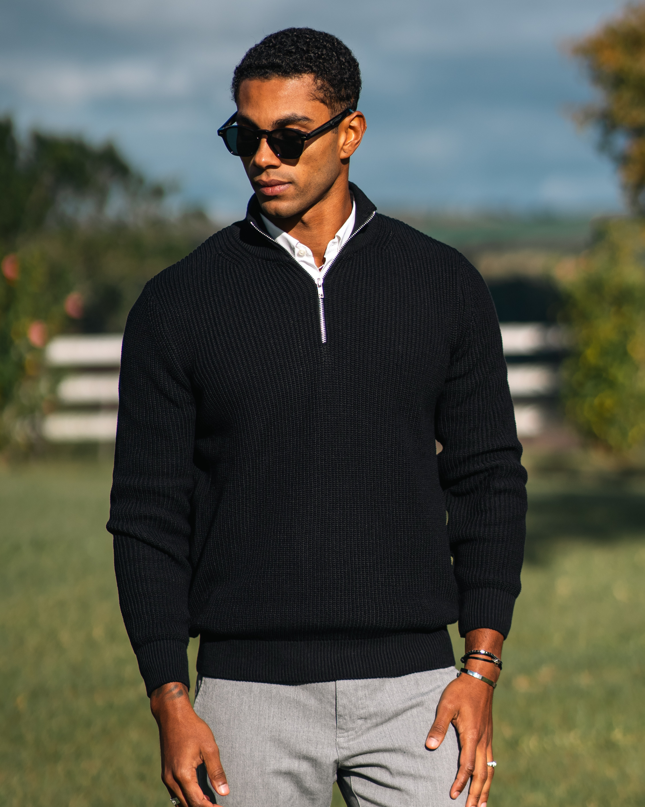 Tricot quarter zip masculino preto — vista frontal com camisa branca — Parla