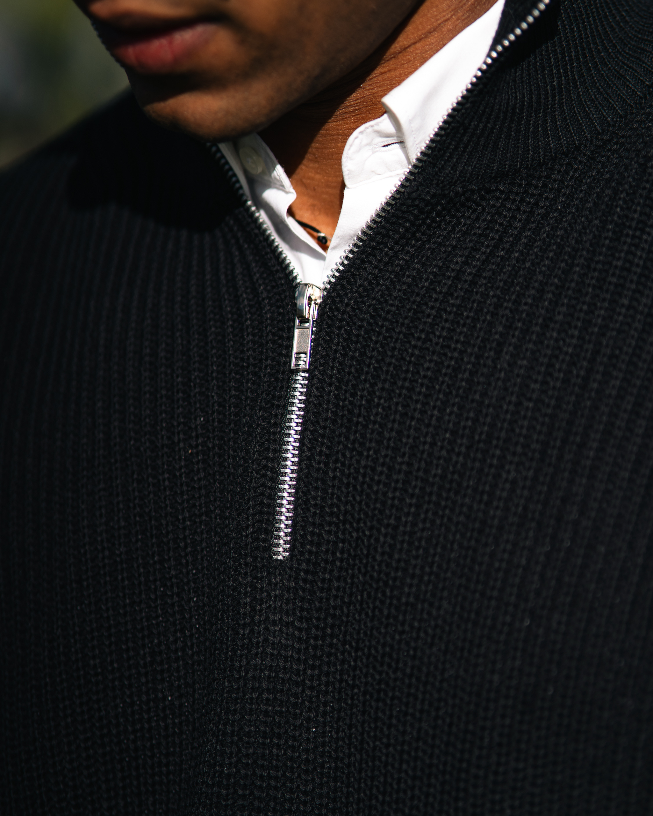 Detalhe do zíper de metal e gola alta — Tricot Quarter Zip Parla preto