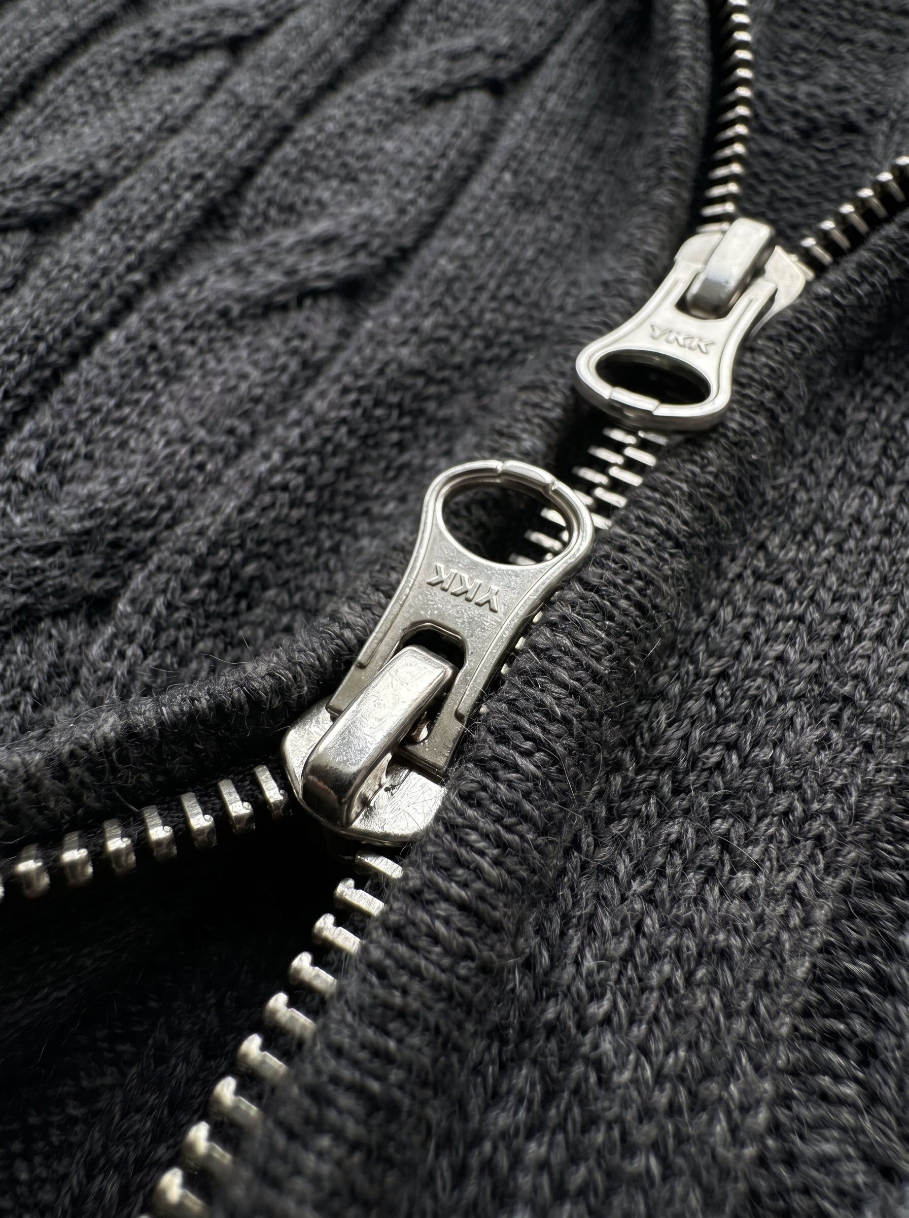 Detalhe dos dois puxadores YKK — Tricot Full Zip Trançado Cinza Mescla Parla
