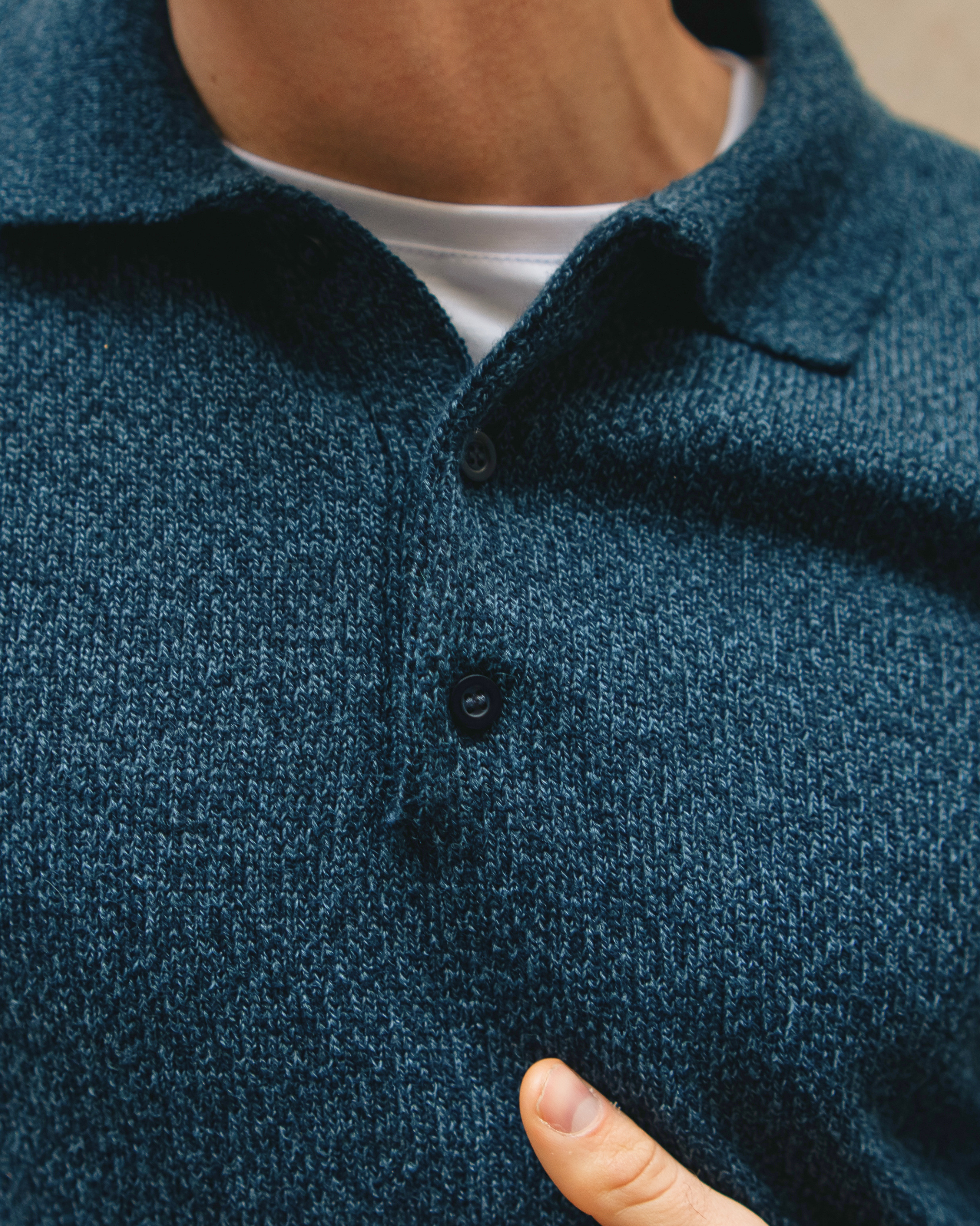 Sueter Gola Polo em lã masculino azul marinho aproximado botões gola